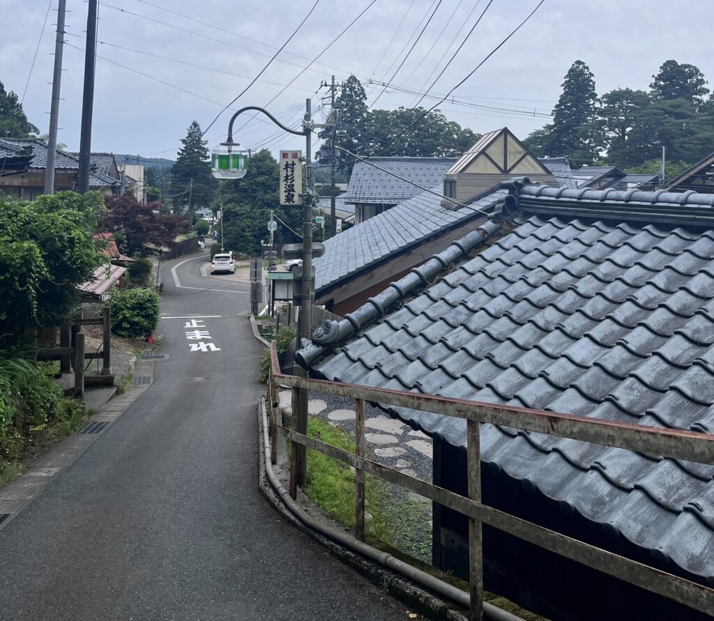 駐車場から見た下り坂