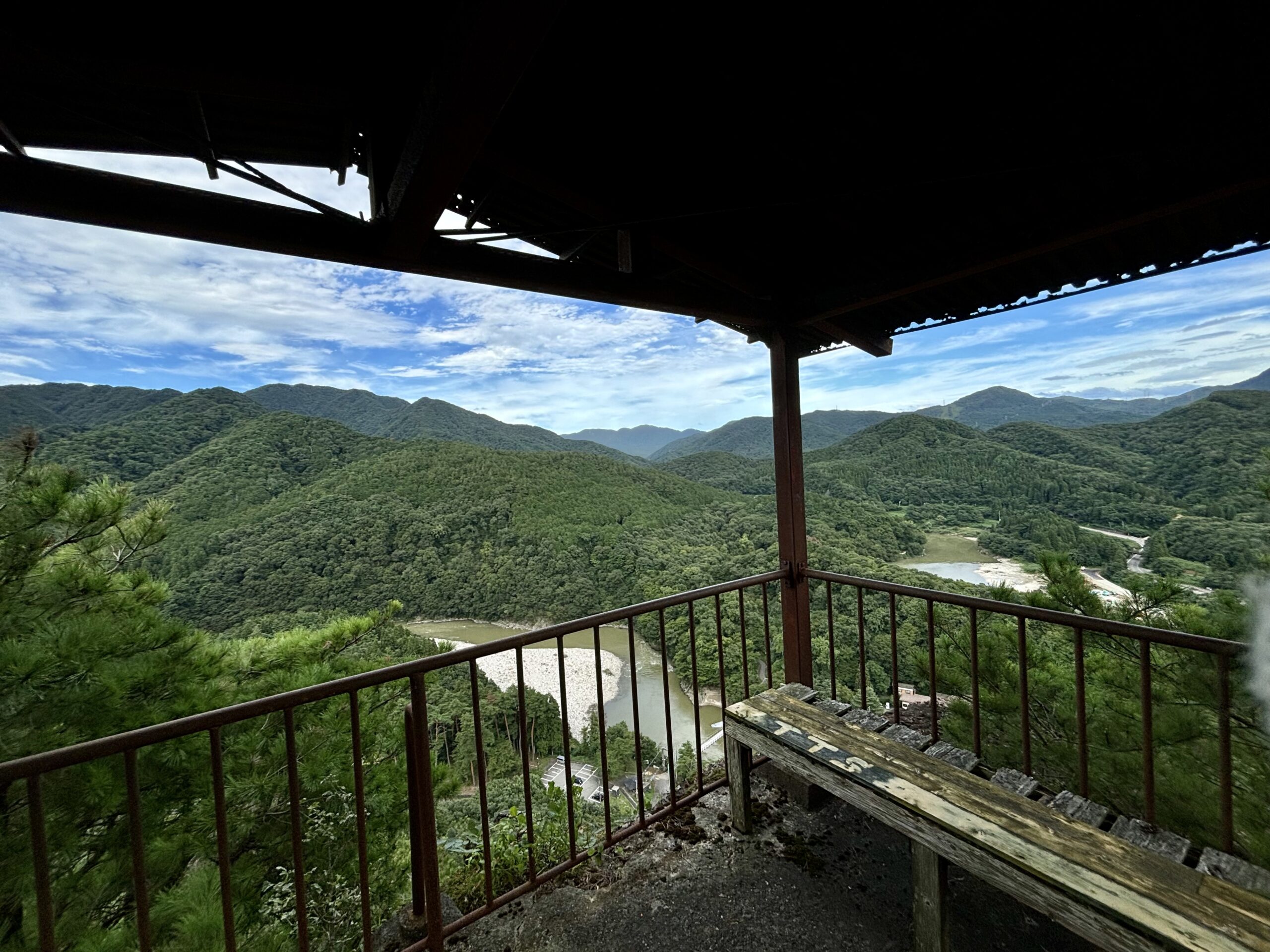 『岩壁の上にある展望台』