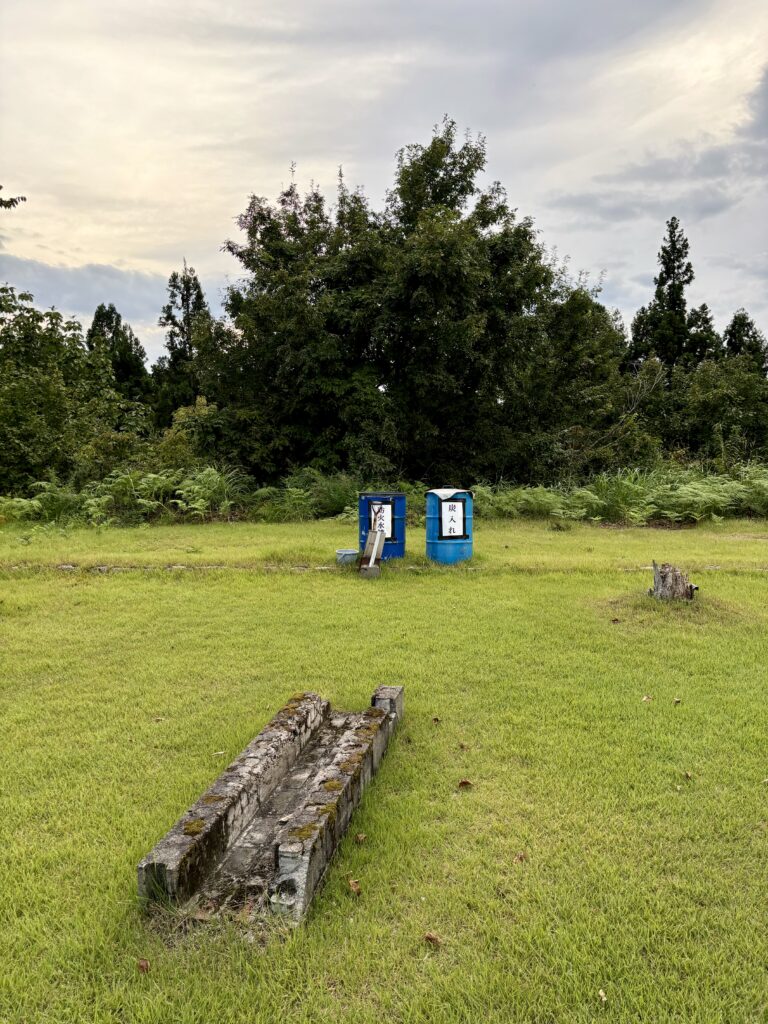 防火水槽と炭入れ