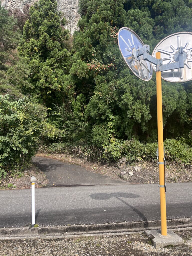 遊歩道と登山道入口