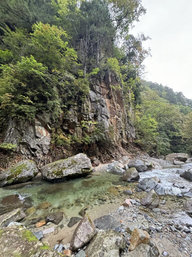 薄いエメラルドグリーン色の水