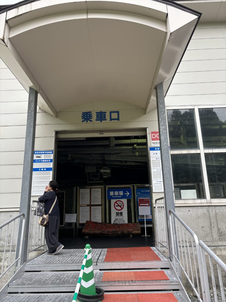 苗場ドラゴンドラ山麓駅の乗車口