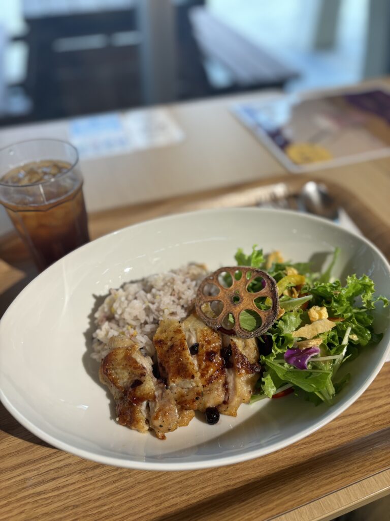 アロニアソースのチキンプレートランチ