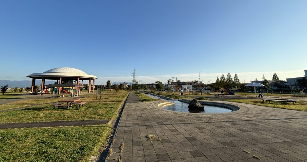 【よこごし公園】屋根付き大型遊具と水遊び場