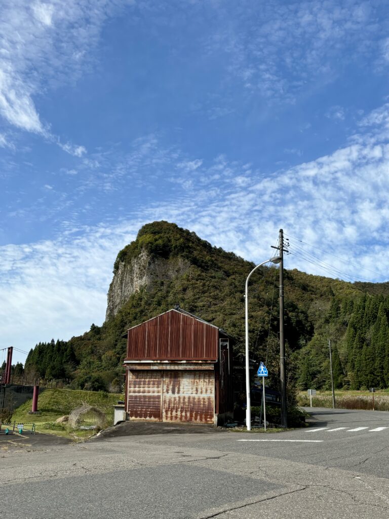 周辺道路から見える八木ヶ鼻