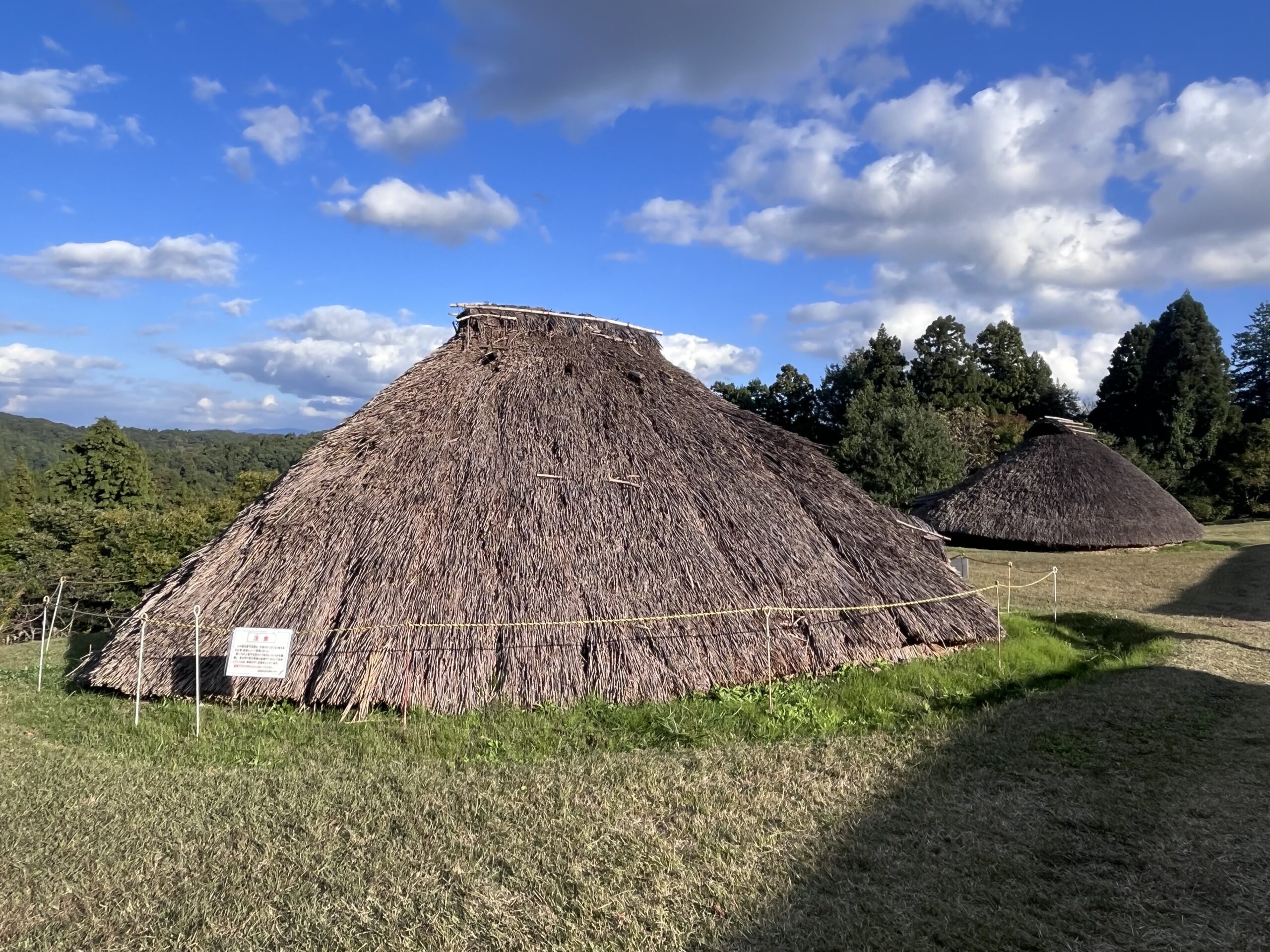 【古津八幡山遺跡】竪穴住居と新潟県内最大の古墳