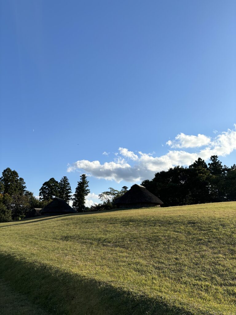 一段上がった場所にある竪穴住居