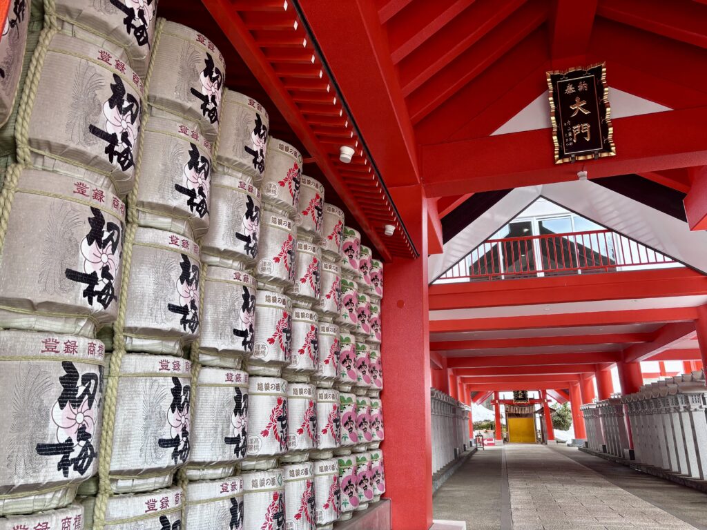 【寶徳山稲荷大社】広大な敷地に規格外の社殿