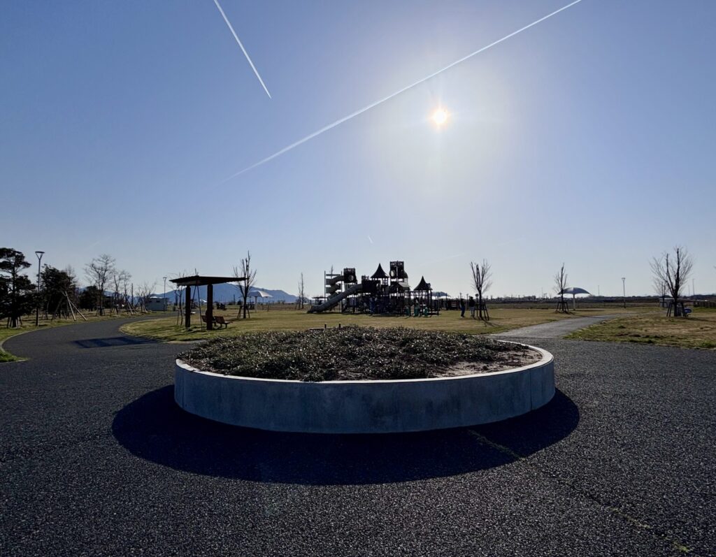 【きらら西公園】開放感抜群｜屋外の巨大トランポリン