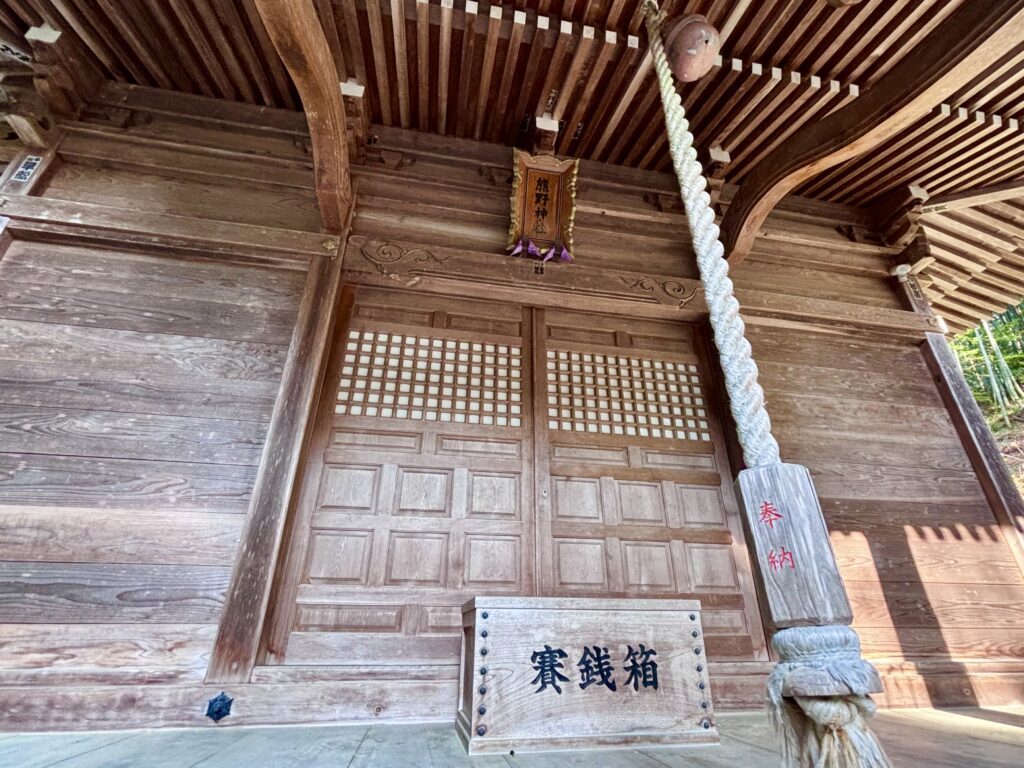 鈴と賽銭箱