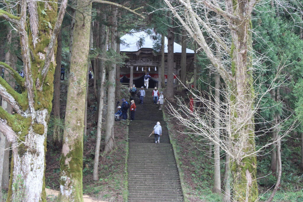 遠くから見た石段