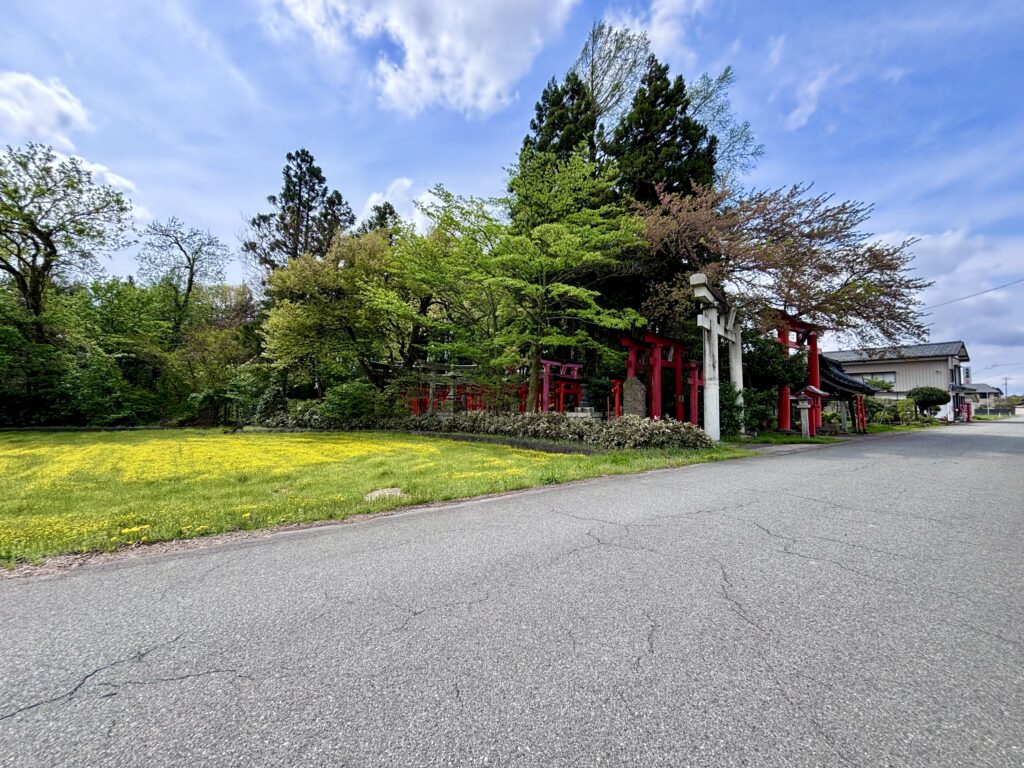 道路から見る大友稲荷奥の院