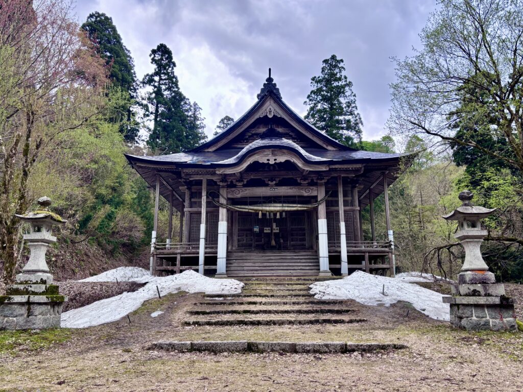新発田市【二王子神社】二王子岳登山口にある大きな社殿