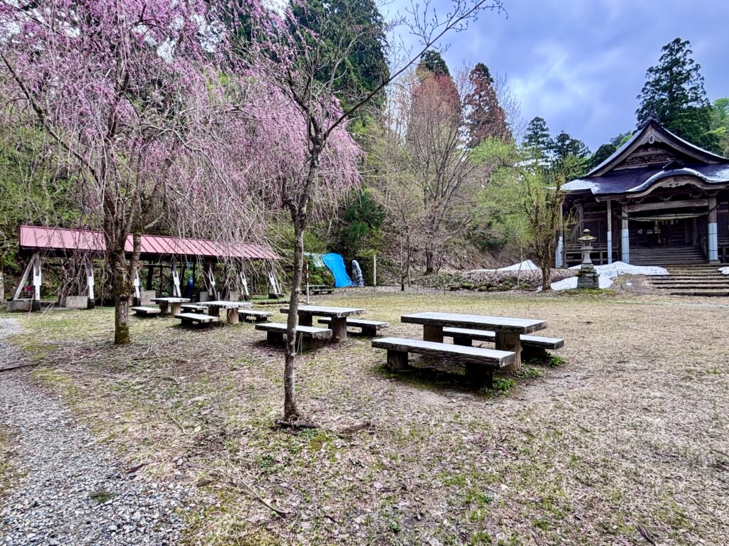 キャンプ場のテーブル付きベンチ