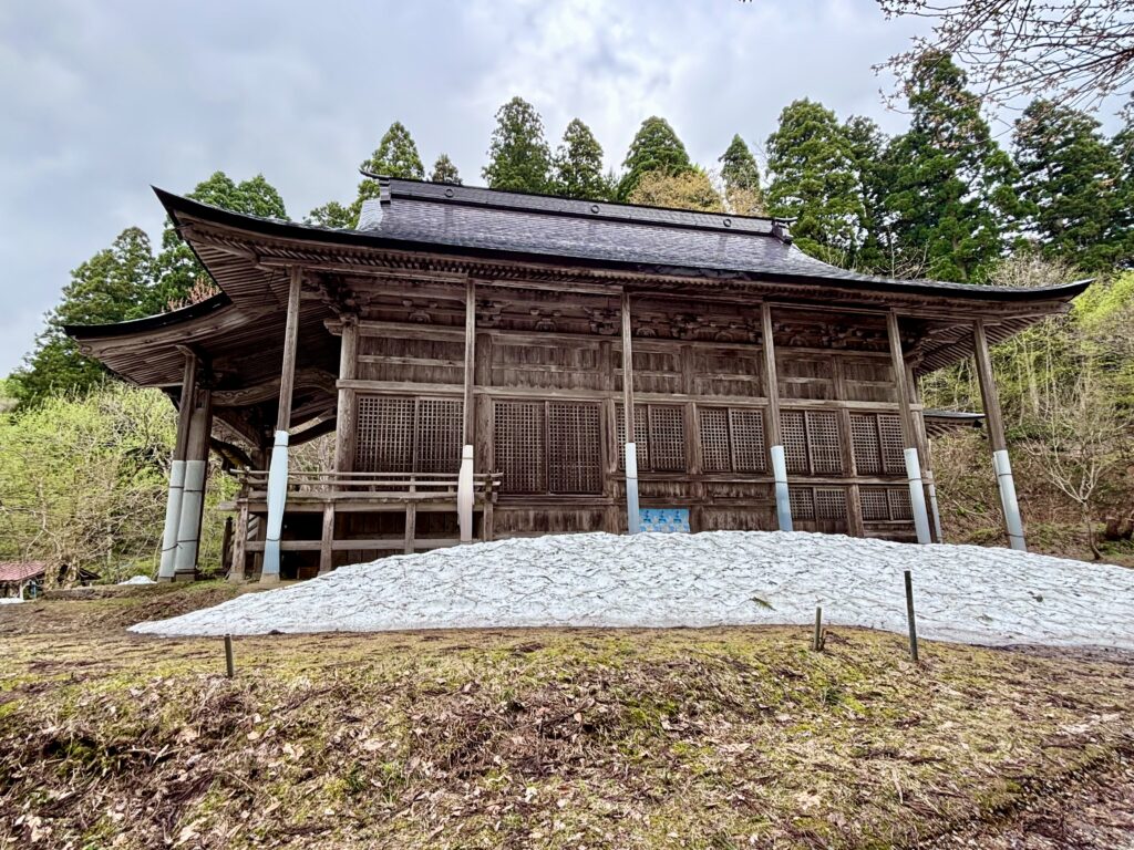 横から見た社殿