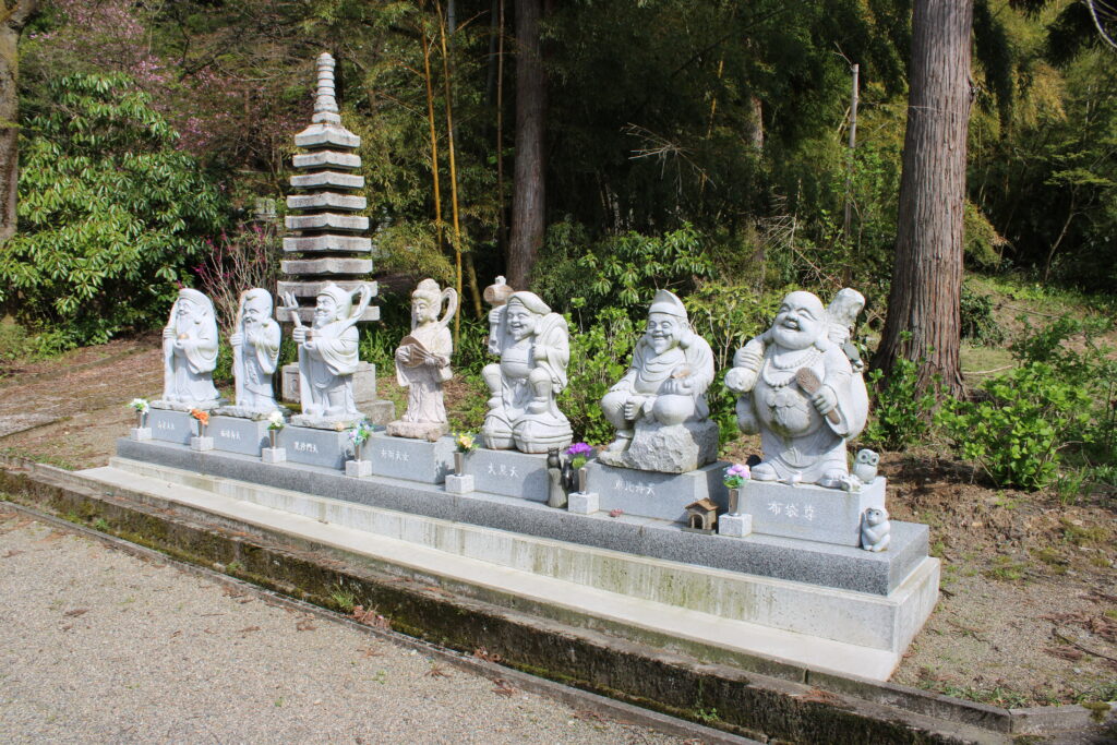 参拝路脇の七福神