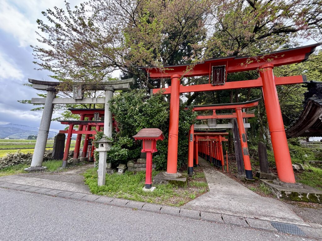 新発田市【大友稲荷奥の院】たくさんの鳥居が連なる神秘的な空間
