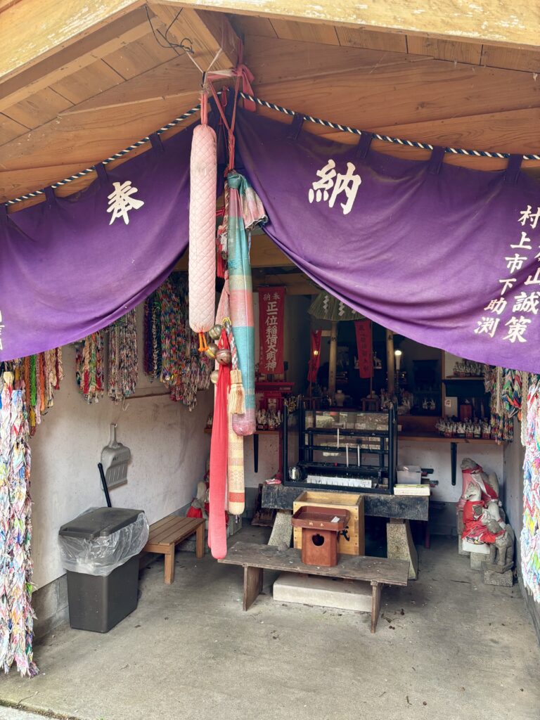 大きな祠