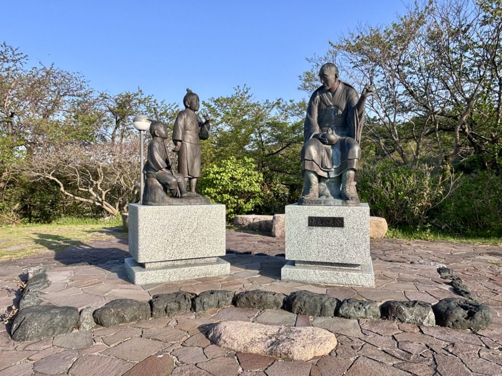 語らいの像