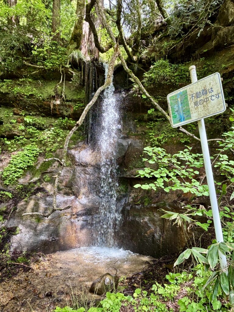 長岡市【木山沢不動滝】苦しむ心を救う不動尊は滝の中に