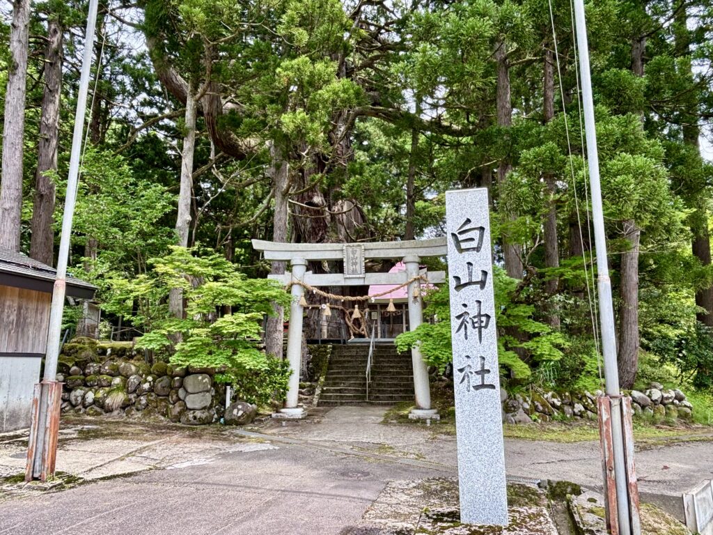 白山神社の正面
