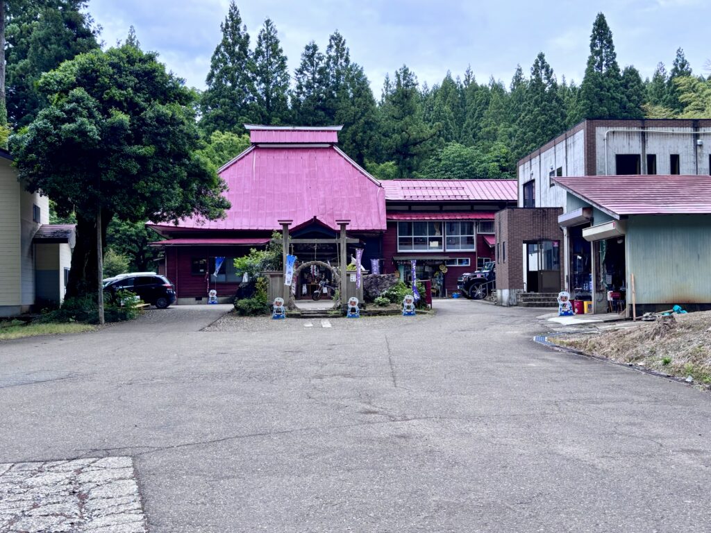 社務所前の駐車場