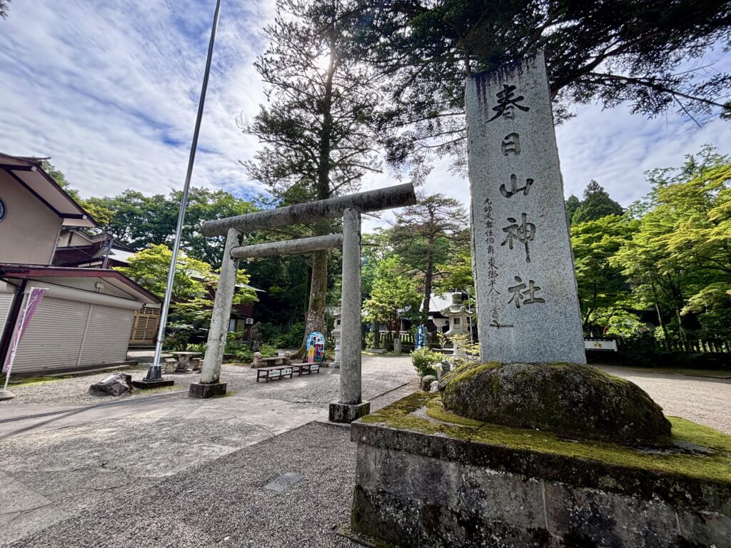 社号標や鳥居の前