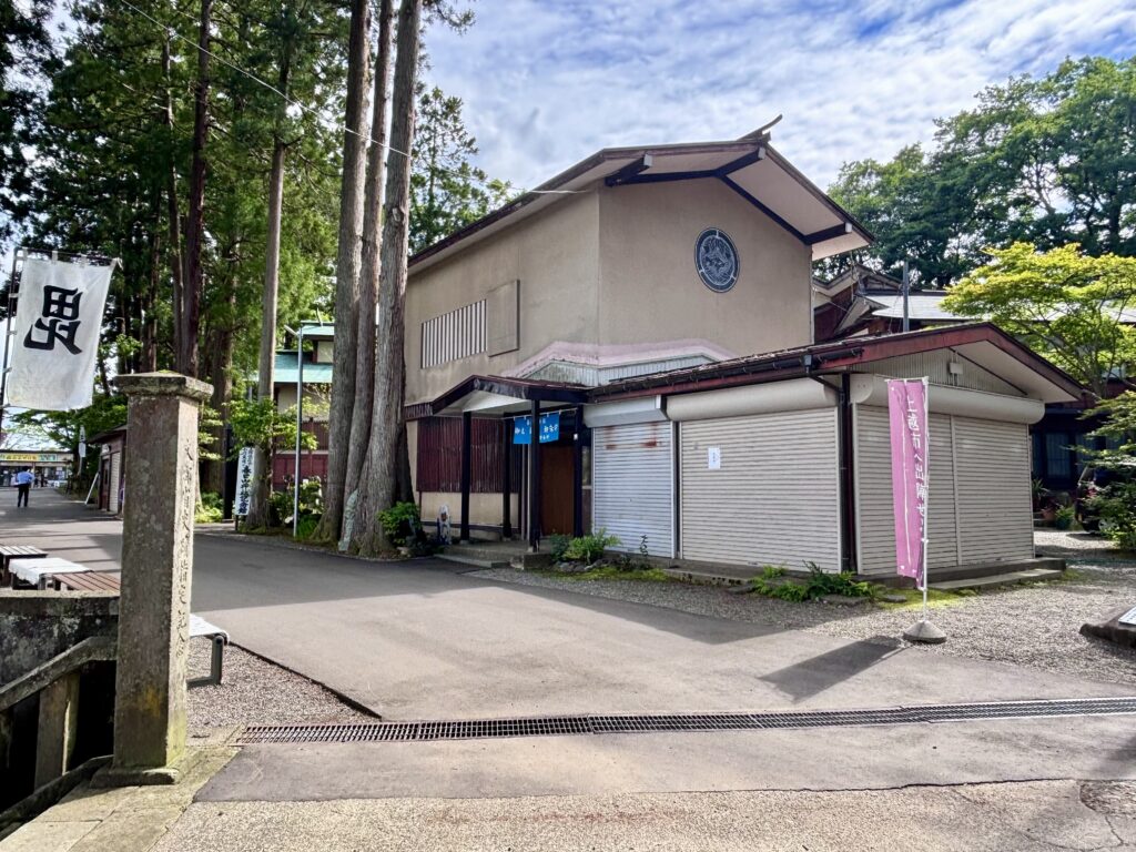 参道(杉並木)1