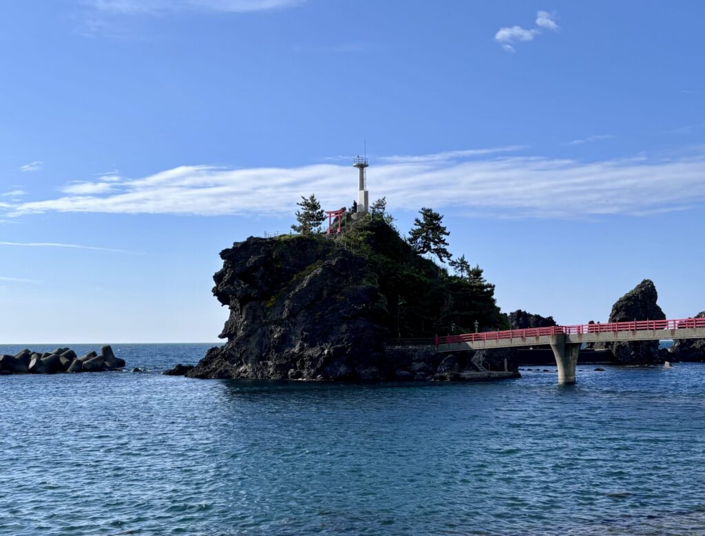 糸魚川市【弁天岩】神社や灯台のある観光スポット