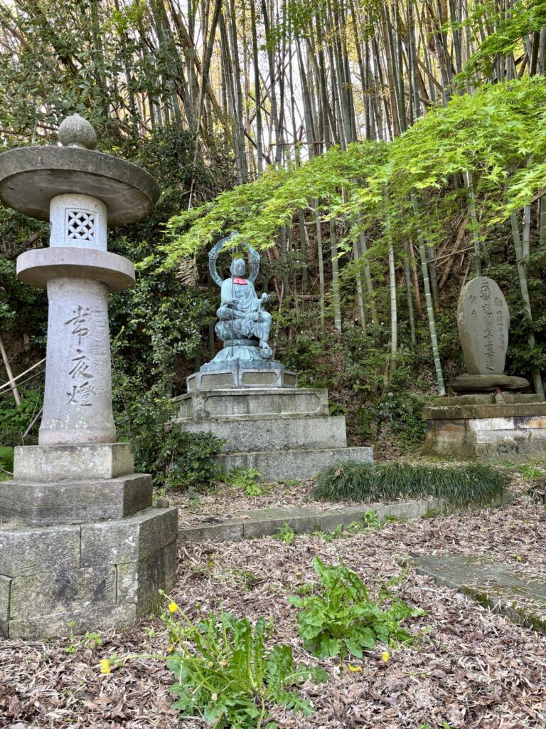 銅造地蔵菩薩片足踏下げ像