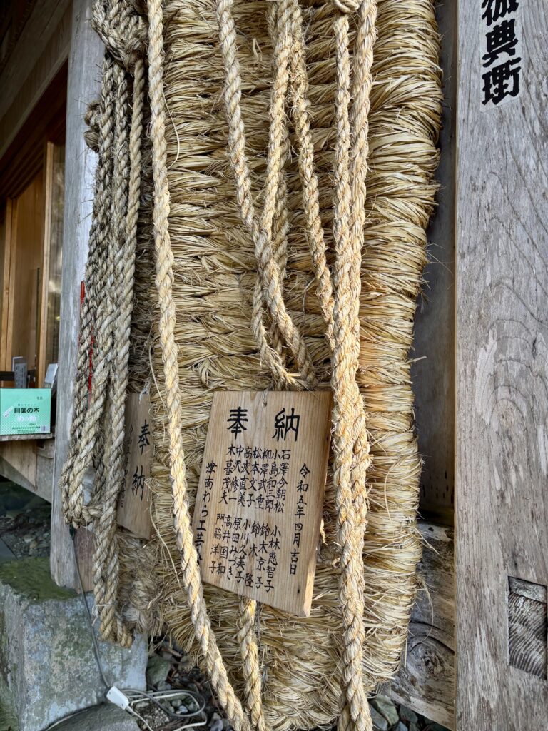 山門内の右側2