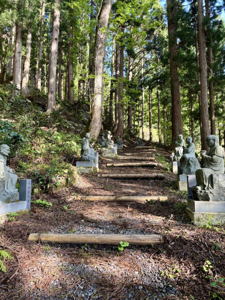 遊歩道と十六羅漢
