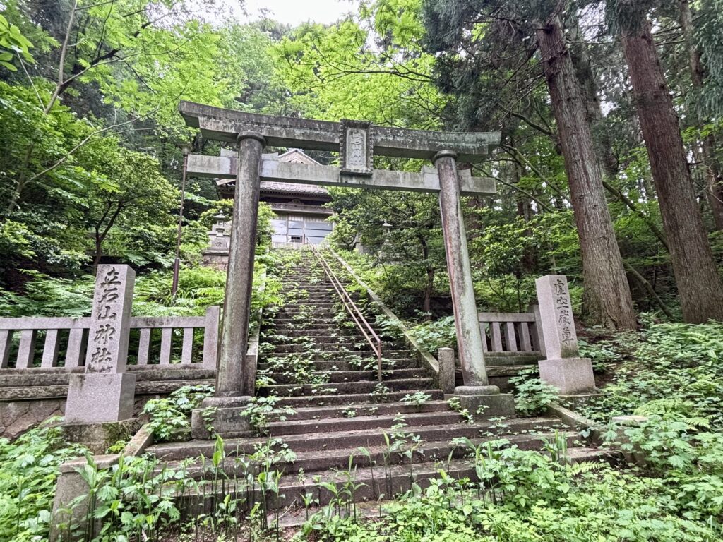 阿賀野市【立石山神社】ずらりと並ぶ人面石！？