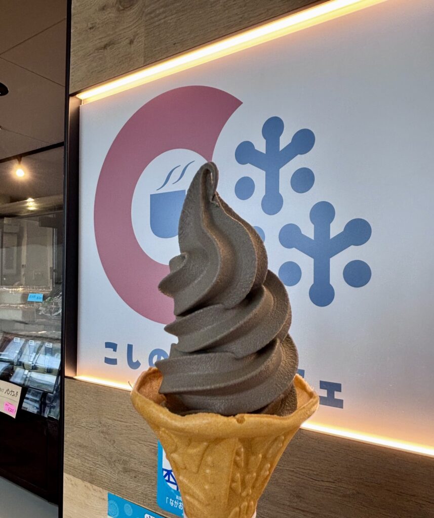 長岡市こしのもりカフェ【黒ゴマソフトクリーム】