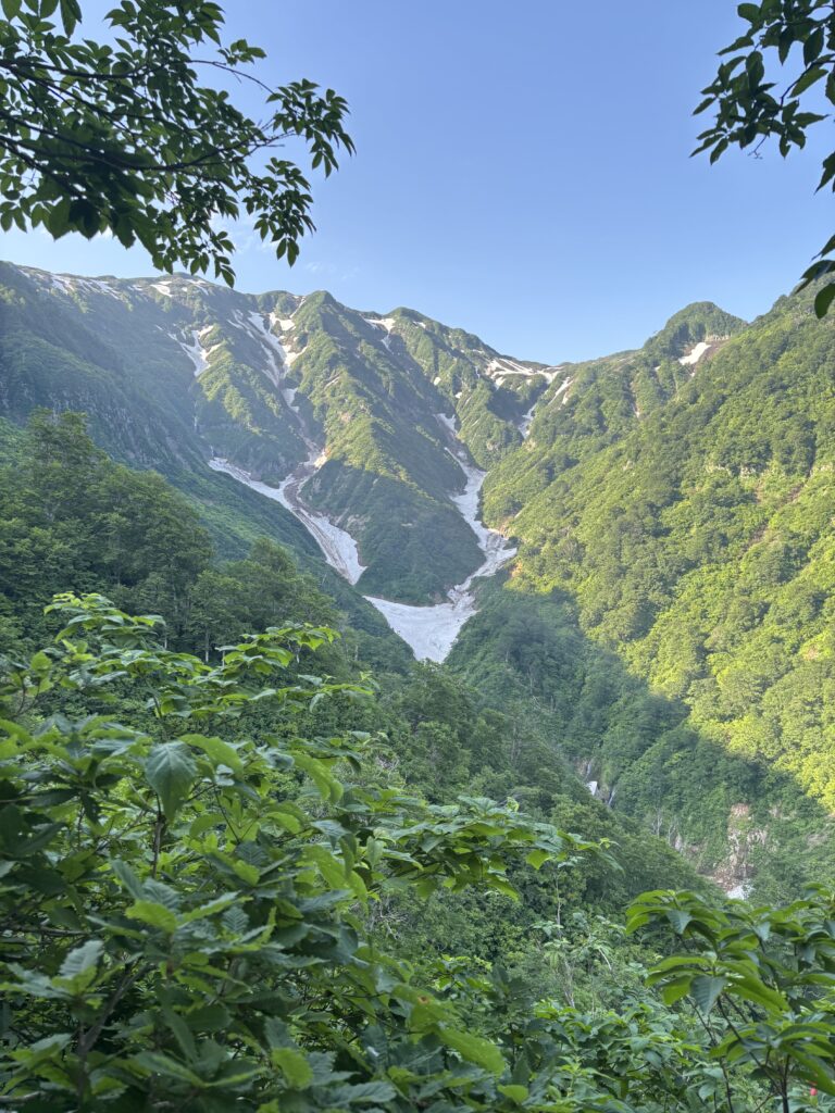 遠目に見える滝1
