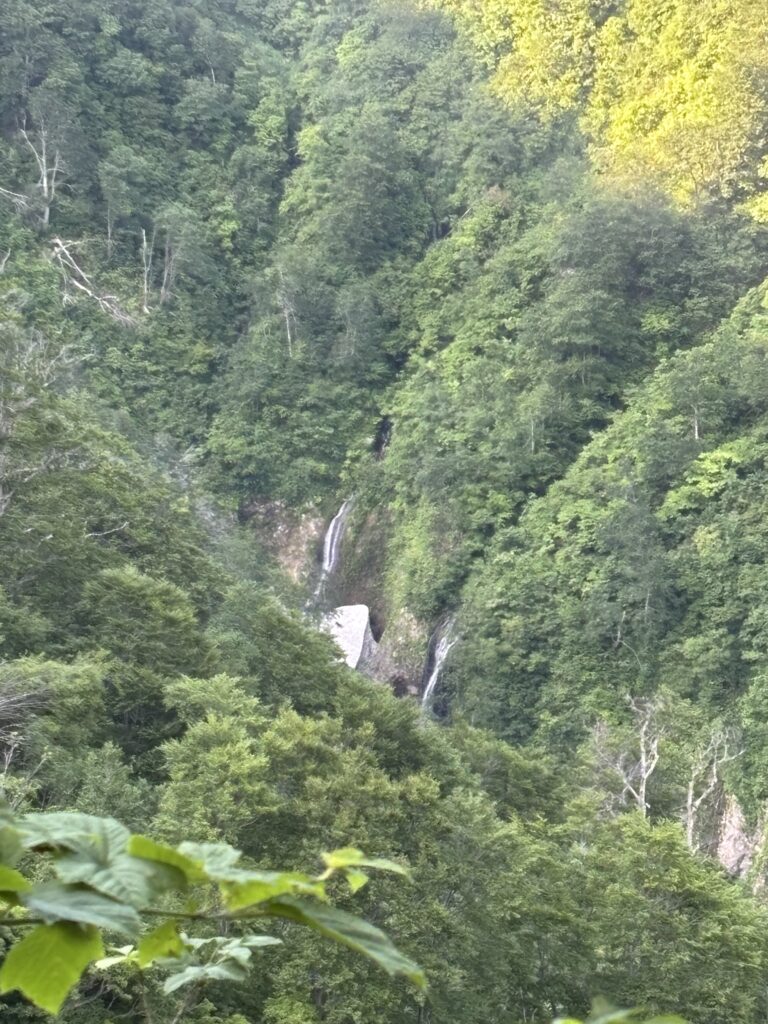 遠目に見える滝2