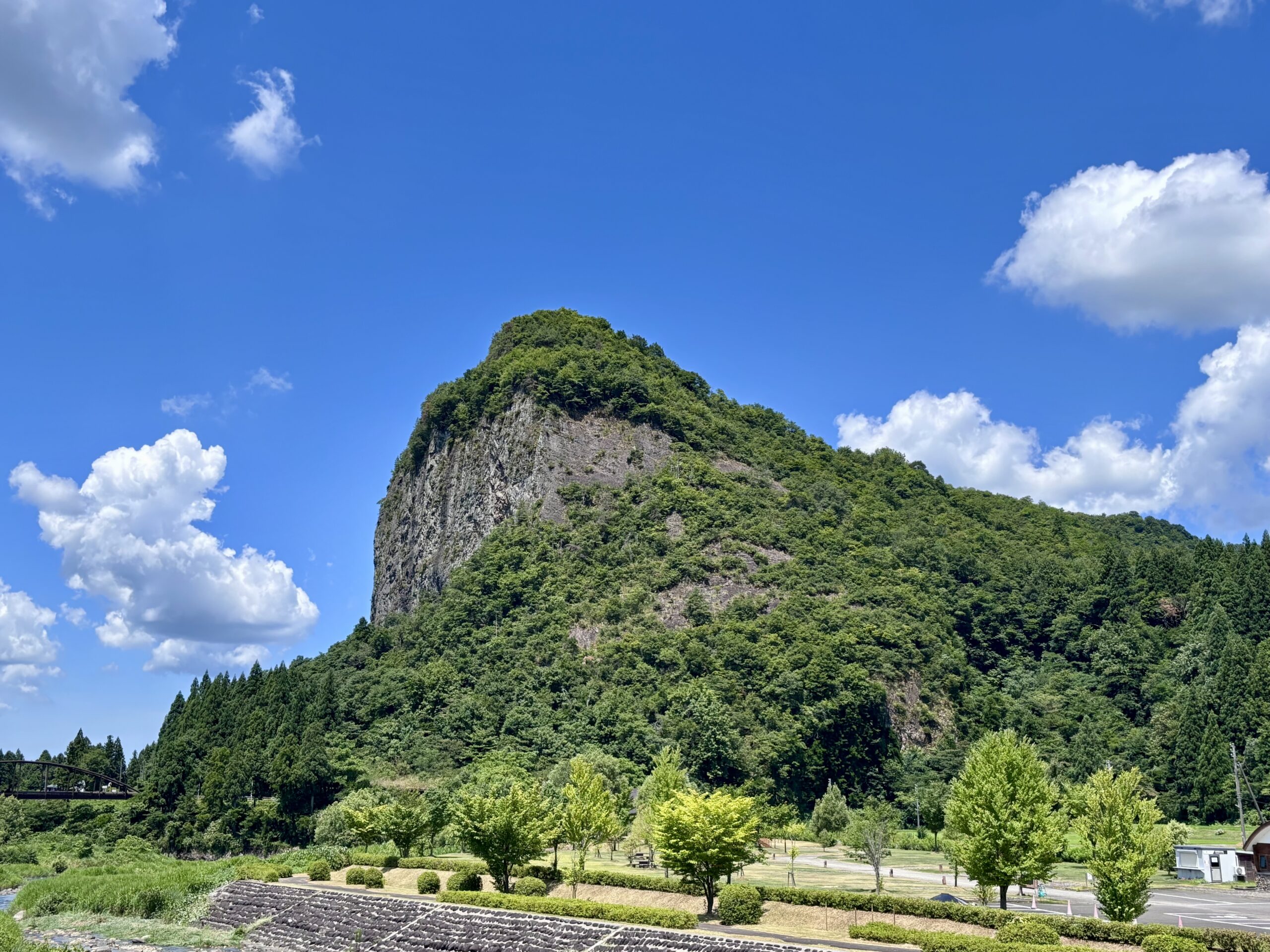 【八木ヶ鼻】三条市を代表する名勝巨大な絶壁