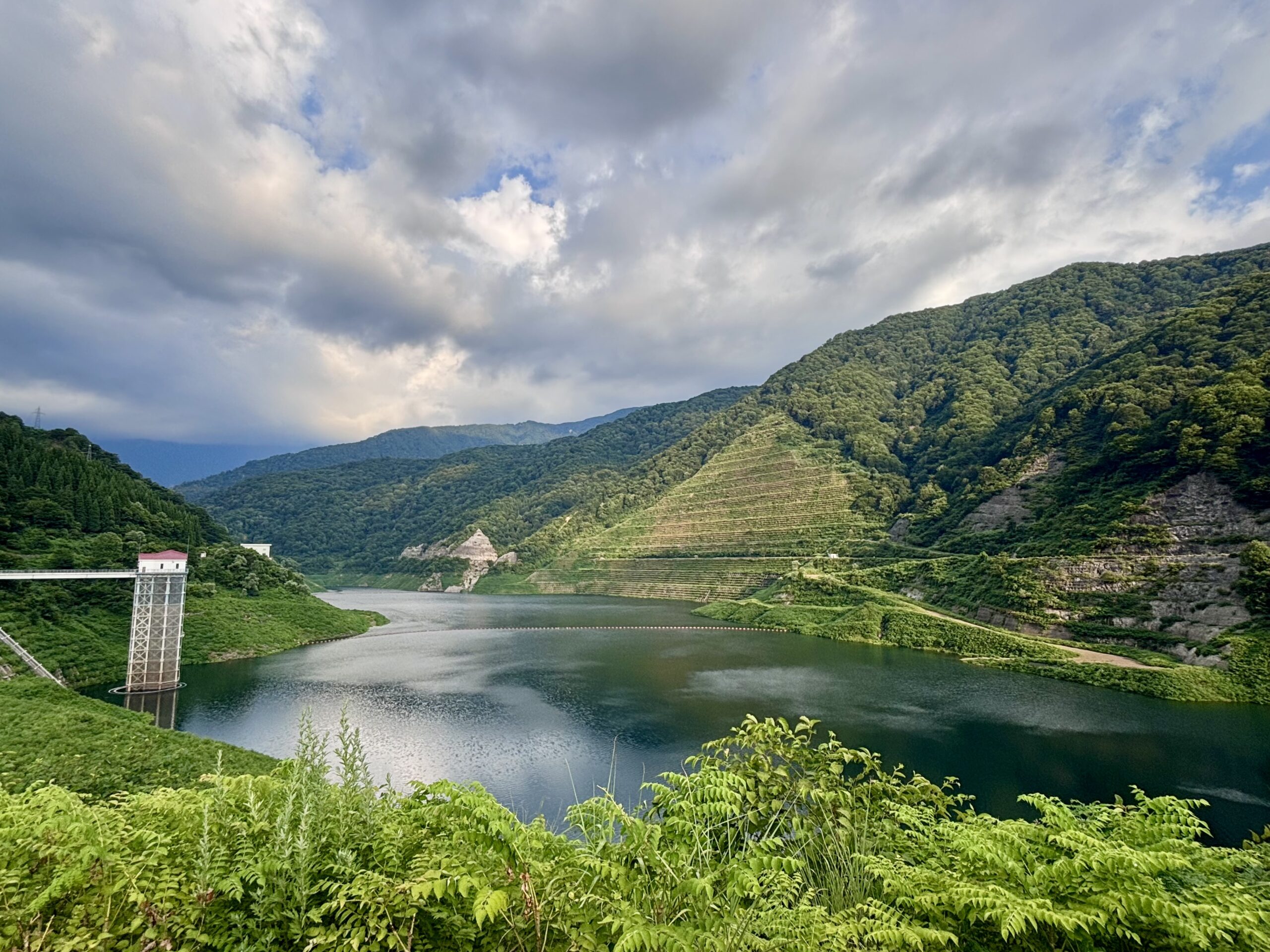 【三国川ダム】しゃくなげ湖と新緑の絶景が広がる
