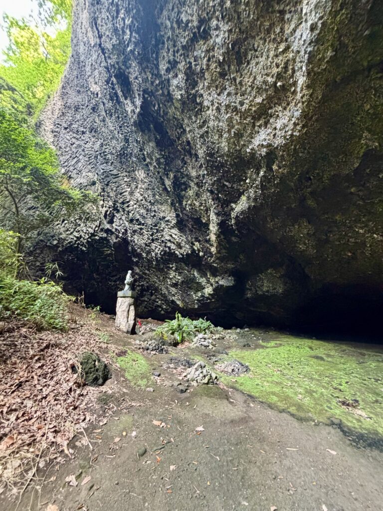 岩穴3