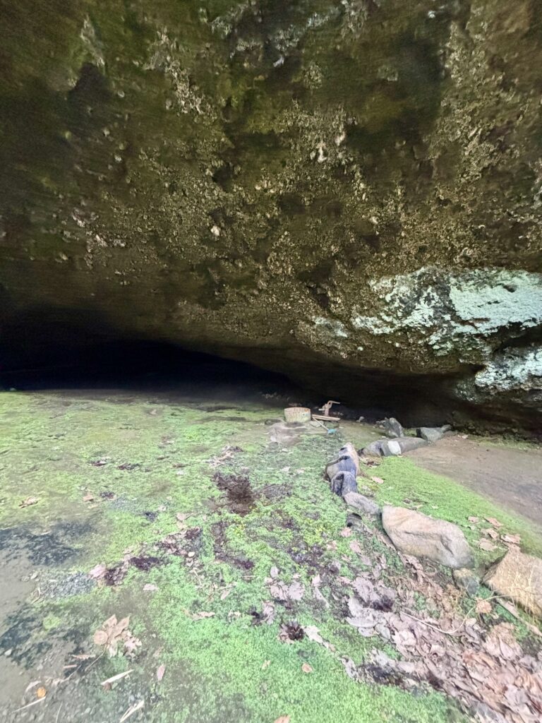 岩穴2