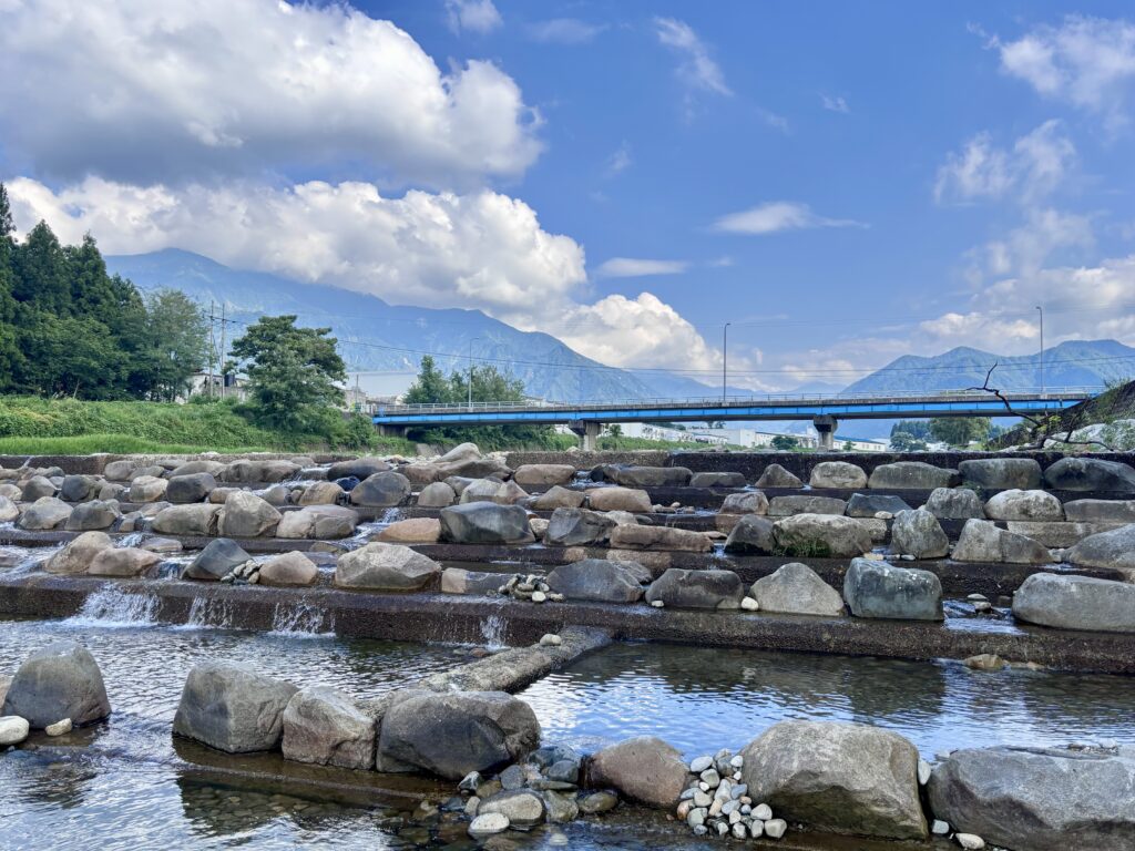 南魚沼市【登川河川公園】家族連れでの水遊びやウォーキングにおすすめ