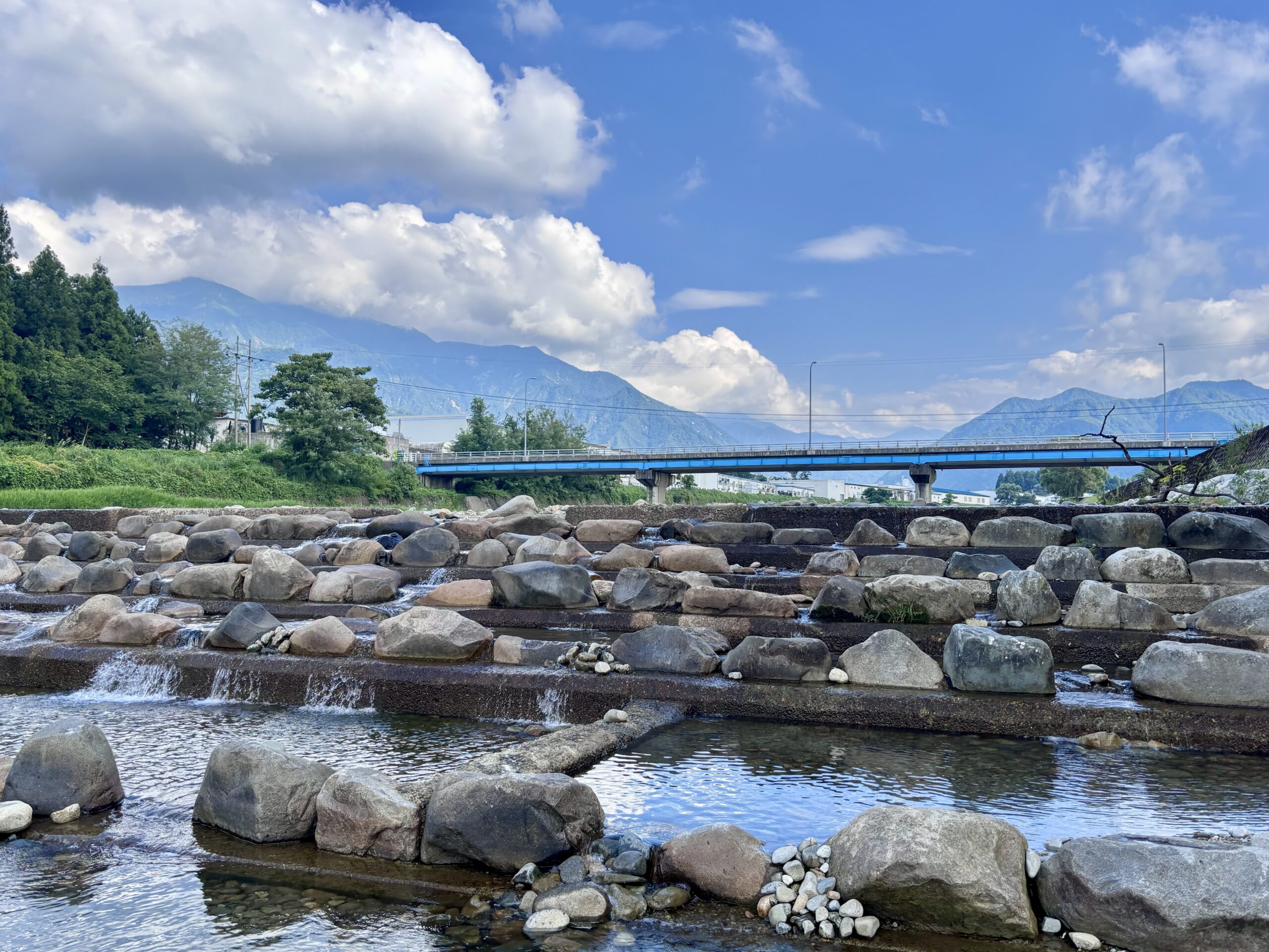 【登川河川公園】家族連れでの水遊びやウォーキングにおすすめ