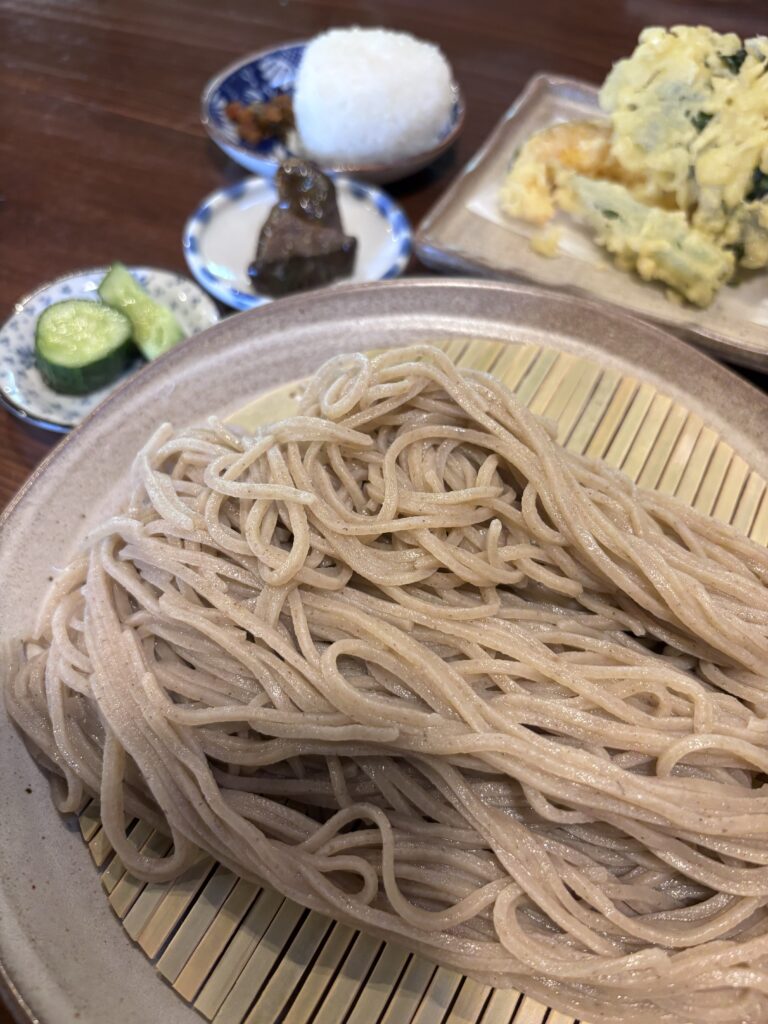 雪むろそば家【小さな空】雪むろで貯蔵された玄ソバ使用｜風味よく香り高いそば