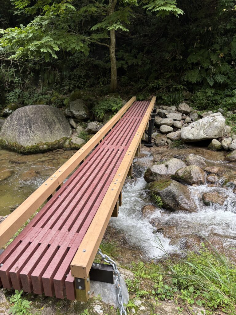 五頭連峰魚止めの滝見橋