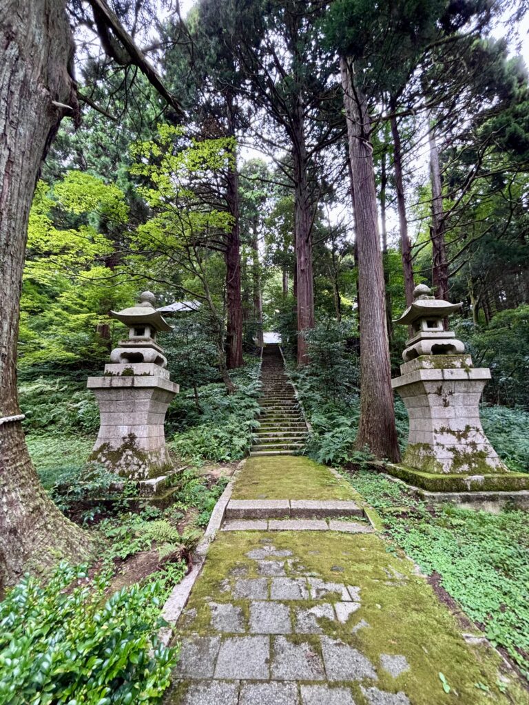 社殿前の石段