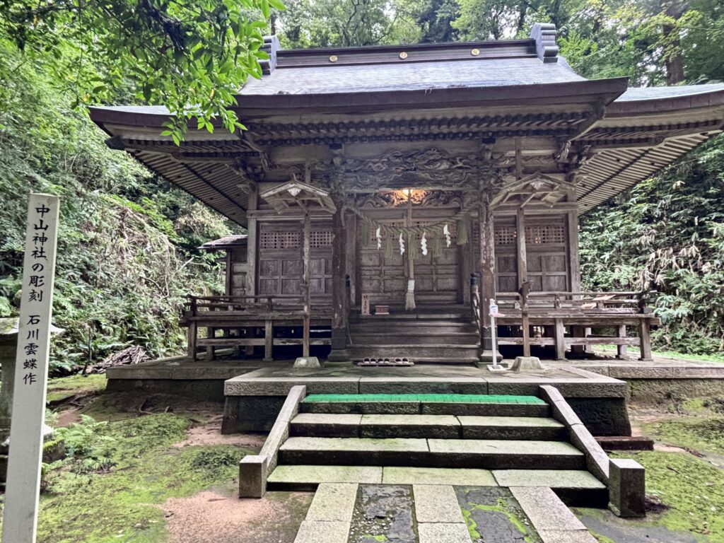 【中山神社】石川雲蝶作の彫刻が施された社殿