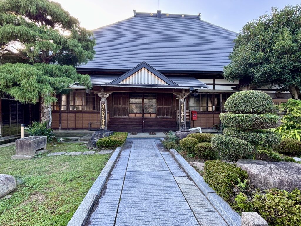 梅護寺の本堂