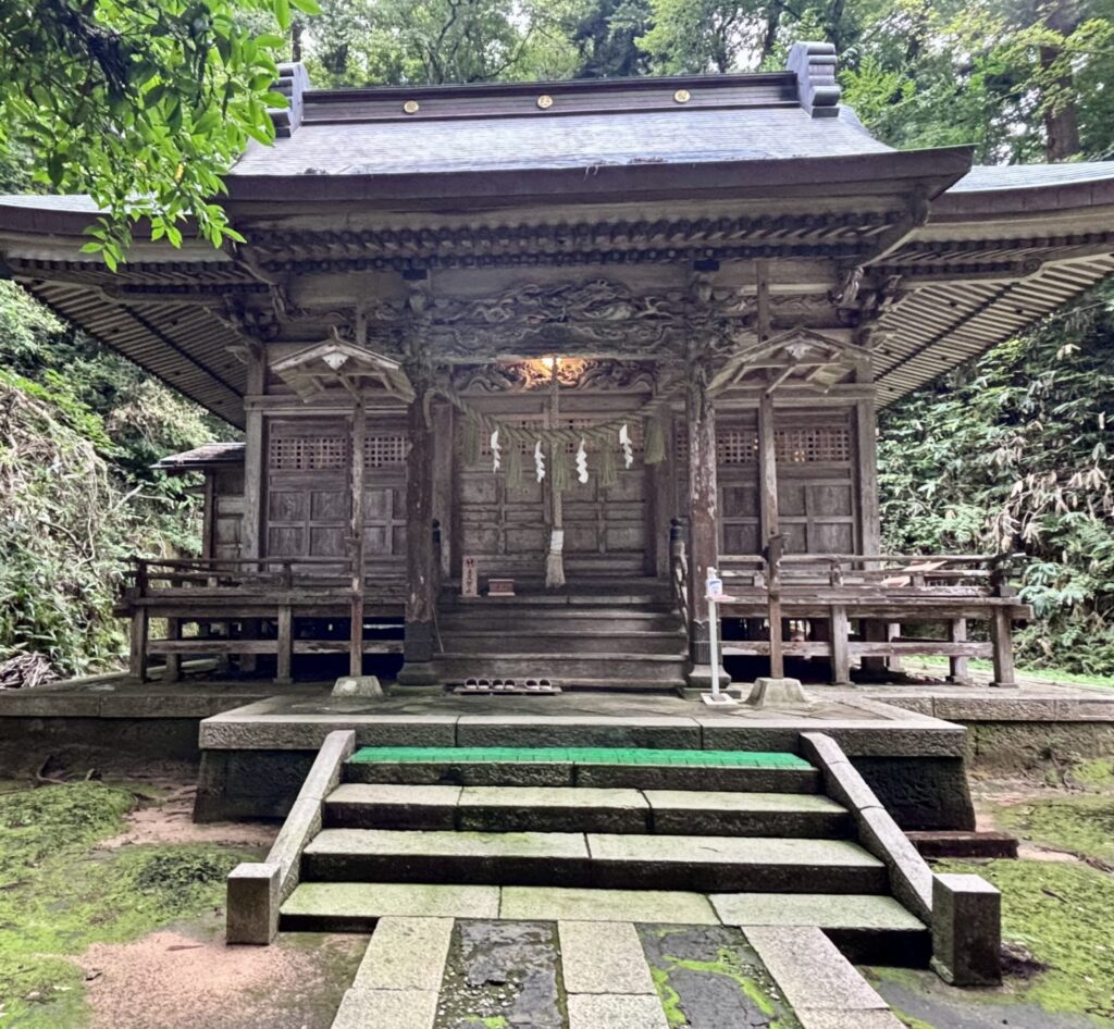 五泉市【中山神社】石川雲蝶作の彫刻が施された社殿