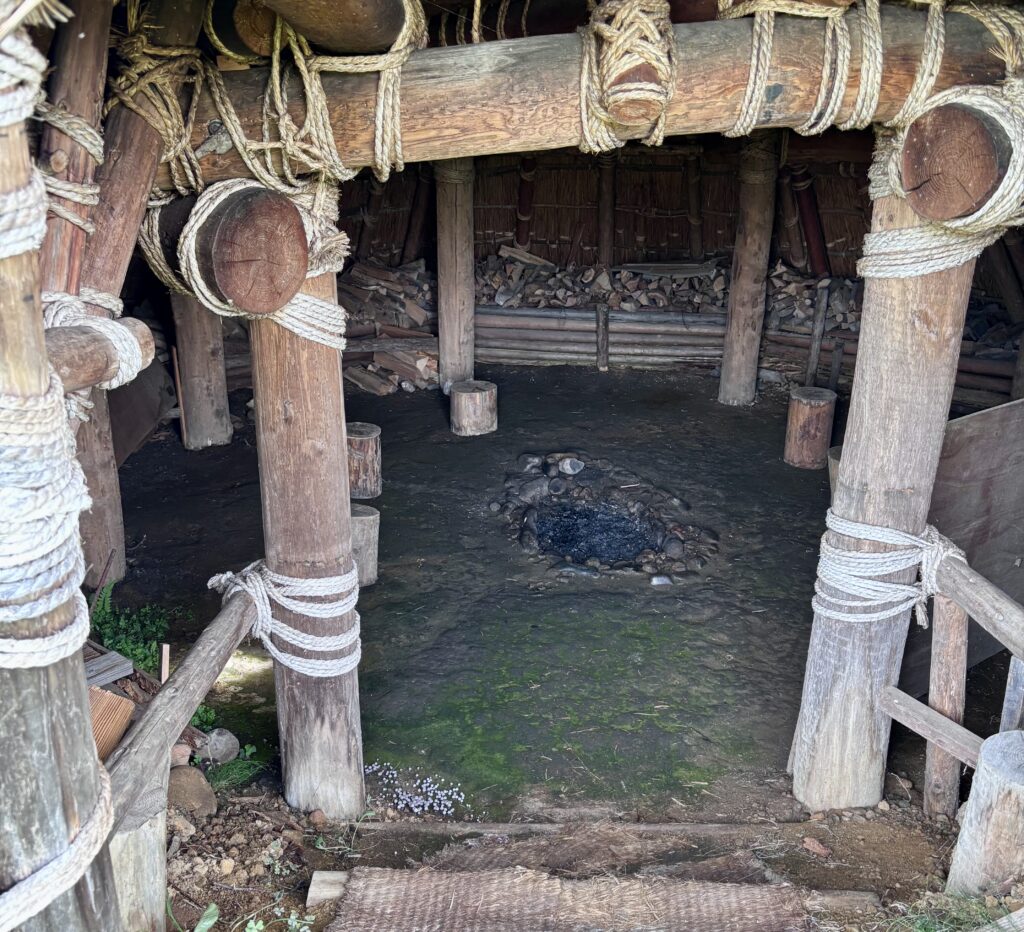 復元竪穴住居の中１