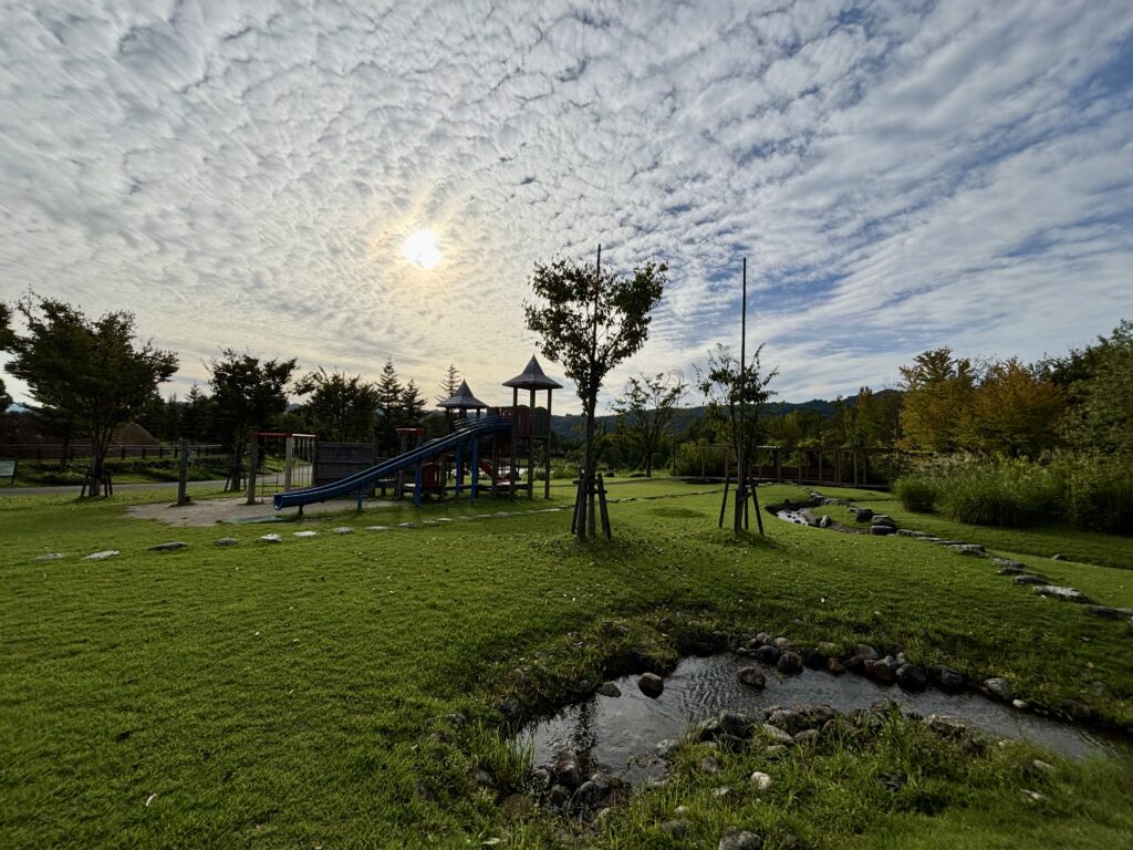 【八色の森公園】家族連れに人気｜ペットの散歩にも